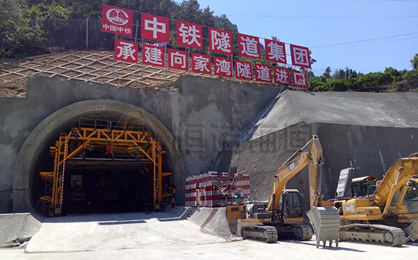鄭萬(wàn)高鐵向家灣隧道自鉆式管棚支護項目