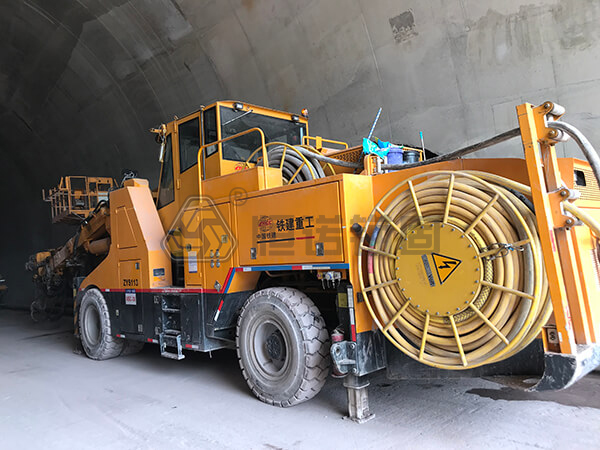 三臂鑿巖臺車(chē)