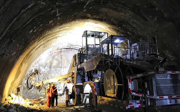 玉磨鐵路勐養隧道管棚支護項目鑿巖臺車(chē)