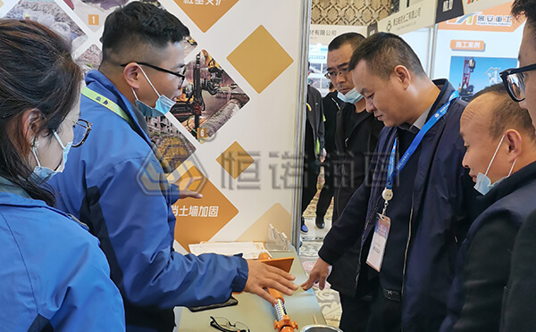 我司參展人員為客戶(hù)講解自鉆式錨桿產(chǎn)品知識